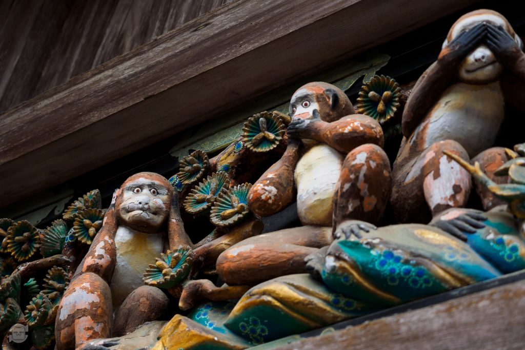 ภาพแกะสลักลิงสามตัวบนประตูของศาลเจ้านิกโก้โทโชกุ