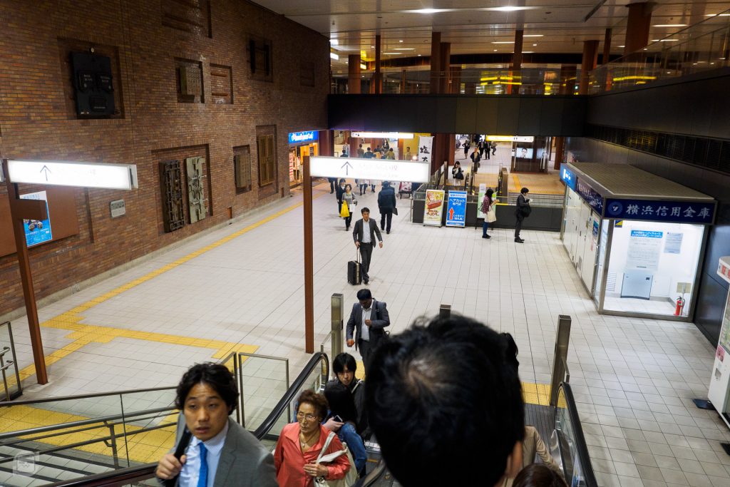 สถานีรถไฟใต้ดินมินาโตะมิไรที่มีการตกแต่งด้วยอิฐแดง